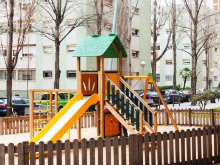 Zunanja igrala za pestro preživljanje otroških dni