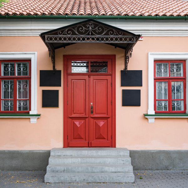 Poskrbite za varnost vaše hiše s pravimi vrati