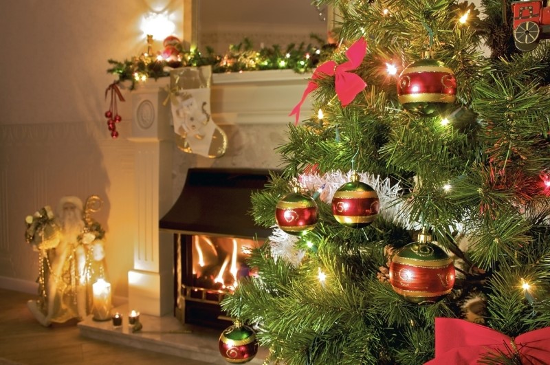 Umetna božična drevesa z dekoracijo