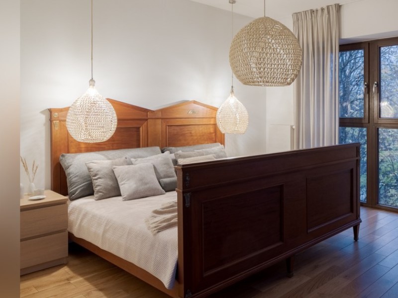 Viseča svetila v spalnici so lahko najrazličnejših vrst, oblik, velikosti in barv